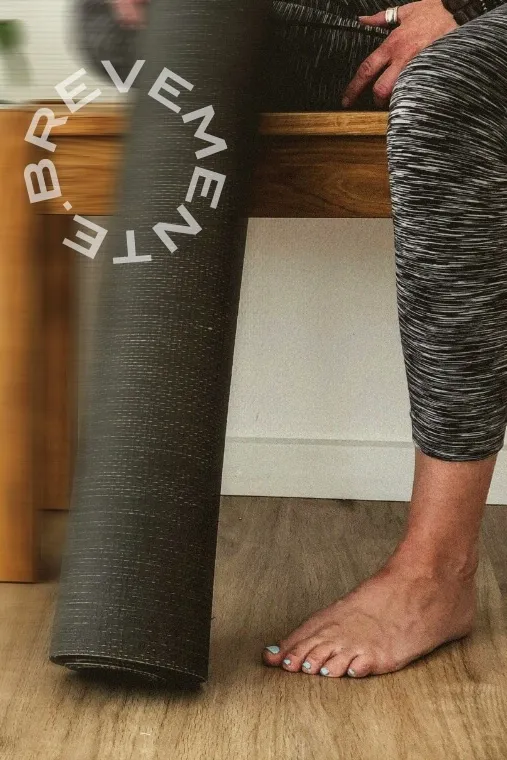 Persona preparando pesos en el estudio Plaza de Olavide