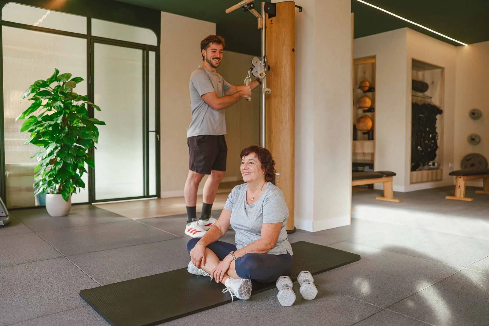 Un entrenador de Piko con una clienta en el estudio